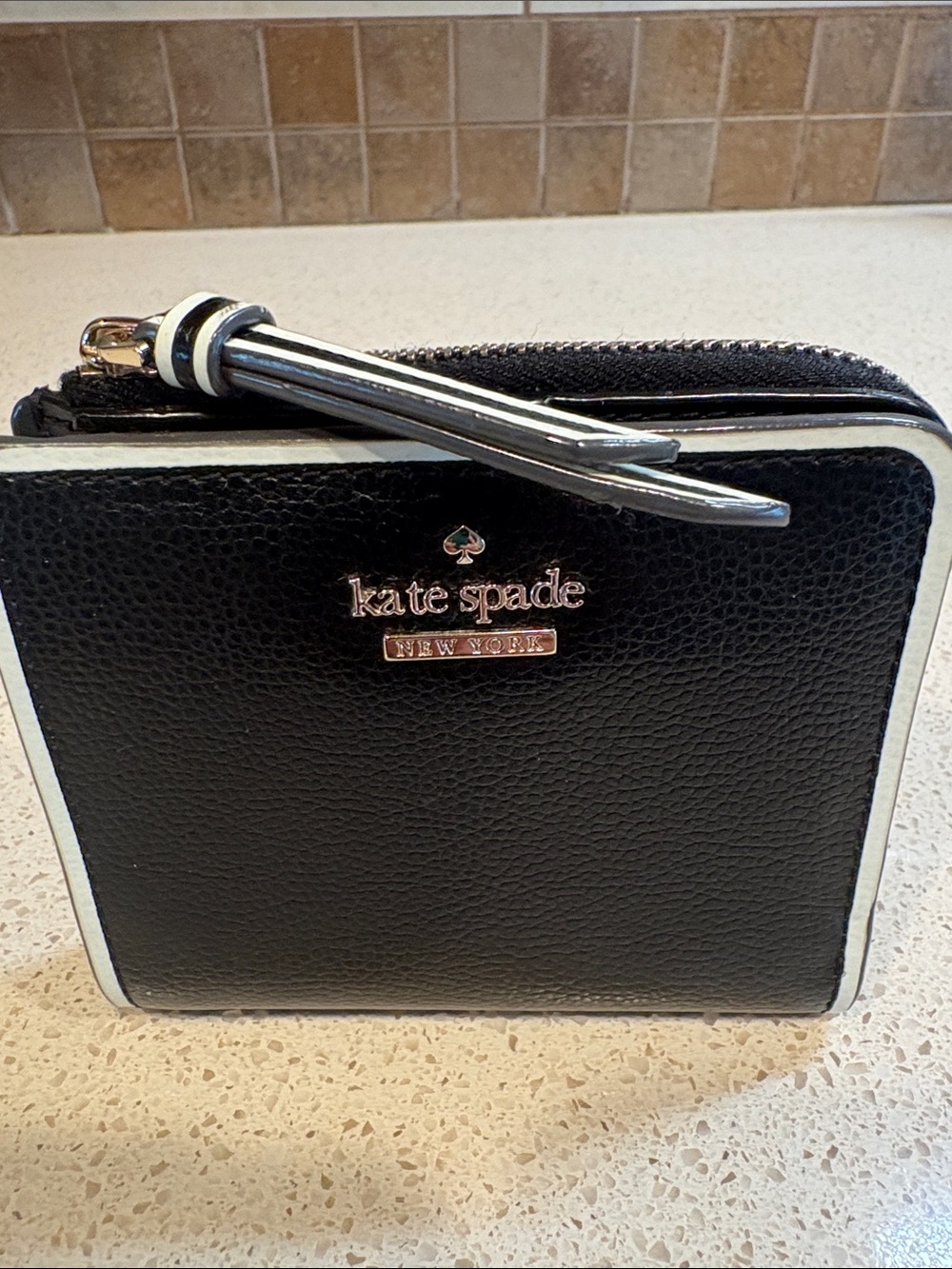 kate spade NWOT Black and White PebbledLeather Zip-Around Wallet